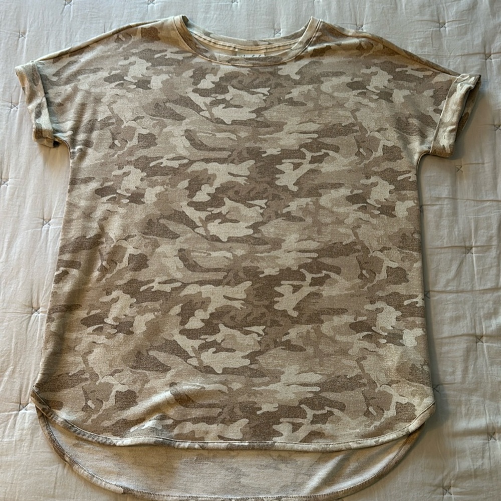 💙 5 for $20 / Wonderly tan camouflage shirt